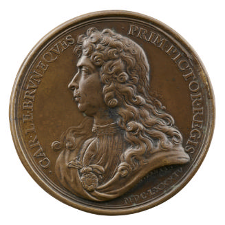 Bronze medal of a man in profile to the left wearing a pleated shirt with an embroidered collar