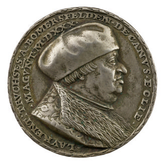 Silver medal of a man wearing a hat and fur-collared embroidered coat