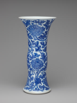 Blue and white porcelain vase with vegetal decorations