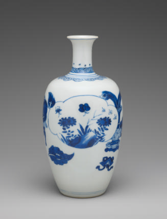 White hard-paste porcelain bottle-shaped vase with underglaze blue decoration