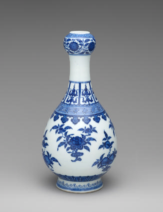 Blue and white porcelain bottle-shaped vase with floral decoration