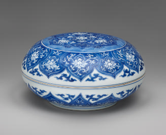 Blue and white porcelain round box with dome lid