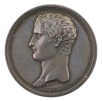 Silver medal of a man in profile to the left with short hair