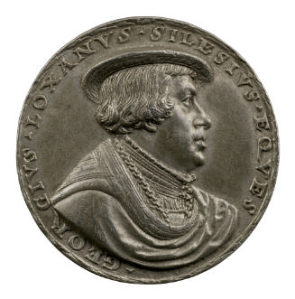 Silver medal of a man with mid length hair wearing a low hat, high collar, cloak and chain