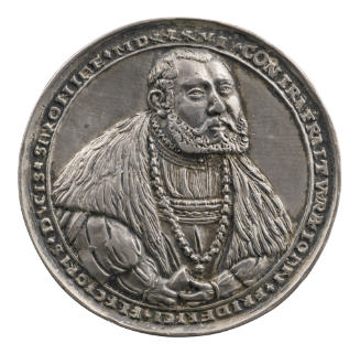 Silver medal of a man wearing a fur-collared mantle and gold chain