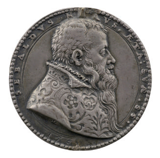 Silver medal of a man with a long beard, wearing a brocaded coat and ruff collar