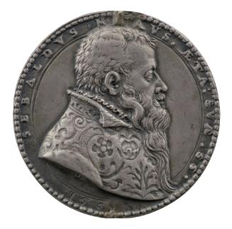 Silver medal of a man with a long beard, wearing a brocaded coat and ruff collar