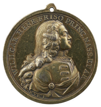 Gilt silver medal of a man in profile to the right