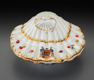 Shell-shaped dish with coat of arms