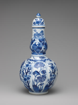 Blue and white porcelain bottle-shaped vase with vegetal decoration