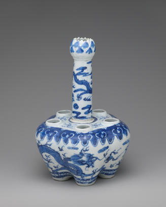 Blue and white porcelain bottle vase with dragon motif