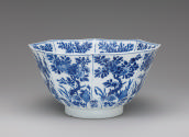 Blue and white porcelain octagonal form bowl with floral amd vegetal decoration