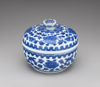 Blue and white porcelain bowl with cover, floral design